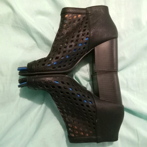 🖤 EUC Womens Ankle Booties Size 7M Black by Jellypop Diamond Cutout Design - Picture 2 of 5